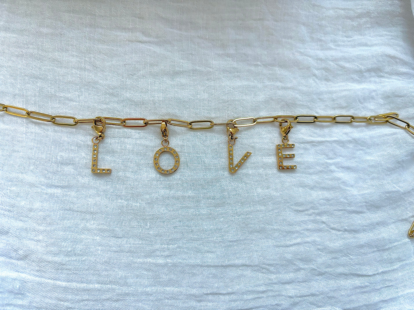 Collier lettre ''LOVE''