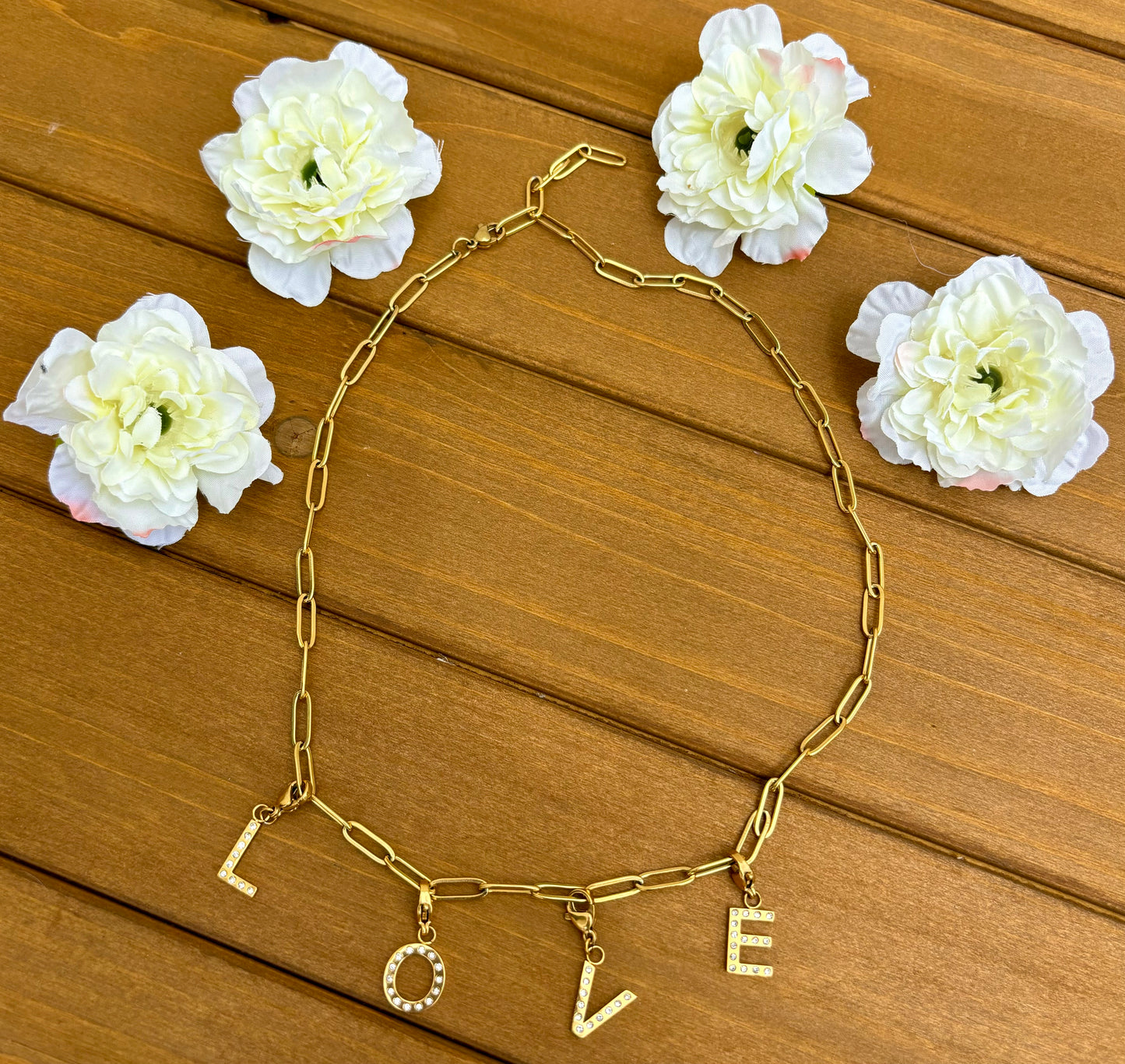 Collier lettre ''LOVE''